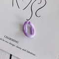 Gros plan d'un anneau en acrylique violet mat sur une carte de présentation blanche - Violet (2#)