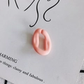 Détail de maillon de boucle d'oreille en acrylique rose mat sur une carte d'affichage - Rose Pâle (5#)