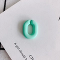Détail d'un anneau ovale mat vert menthe pour bijoux DIY sur un fond minimaliste chic - Vert Menthe (2#)