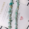 Detailansicht von hellgrünen natürlichen unregelmäßigen Schottersteinen für DIY-Schmuck - Hellgrüner Stil(8#)