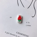 Dettaglio di un ciondolo a fragola in acrilico con motivo a rilievo e misure - Stile Modello Fragola (6#)