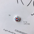 Dettaglio macro del ciondolo a fiore pagliaccio in acrilico, 12x11mm per gioielli fai da te - Stile Forma di Fiore Sorriso di Pagliaccio (7#)