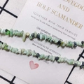 Makro-Detail des unregelmäßigen hellgrünen Naturstein-Perlenarmband auf weißer Karte - Frischgrüner Stil(15#)