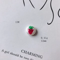 Vista macro di perla fragola in acrilico da 12mm su carta bianca con dettagli dipinti - Stile Motivo Fragola Tondo (13#)