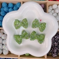 Perles en forme de nœud papillon vert herbe à paillettes pour bijoux et accessoires - Nœud / 38x28x11mm / Vert