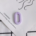 Makroansicht eines lavendelfarbenen matten ovalen Acrylrings für DIY-Schmuck - Lila (6#)