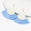 Elegante fächerförmige Ohrringe mit weißen Perlen und himmelblauen Seidenquasten - Hellblau