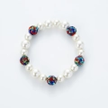 Detail eines Perlenarmband mit weißen Perlen und fünf bunten Pavé-Kristallkugeln - Perlfarbene Perlen Mit Buntem Strassball / Perle