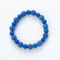 Detalle de cuentas de piedra de lava azul y dijes de cristal brillantes en la pulsera - Piedra Volcánica Azul Con Bola de Strass Azul