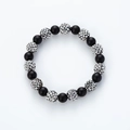 Detailansicht der mattschwarzen Perlen und silbernen Kristallkugeln am Perlenarmband - Matte Perlen Mit Silbernem Strassball / Schwarz