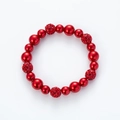 Nahaufnahme des roten Perlenarmbands mit glänzenden Perlen und funkelnden Strasskugeln - Glänzende Perlen Mit Rotem Strassball / Rot