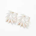 Détail de boucles d'oreilles pétales blanc cassé avec centre rond et cadre doré fin - Blanc