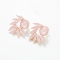 Detailansicht der rosa Kristall-Ohrstecker in Blumenform mit goldfarbener Fassung - Hellrosa