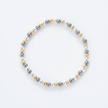 Detalle de pulsera de cuentas metálicas tricolores en tonos oro, plata y gris plomizo - Multicolor
