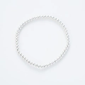 Detalle macro de la pulsera elástica con esferas plateadas pulidas y diseño minimalista - Plateado