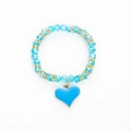 Λεπτομέρεια macro από γαλάζιο βραχιόλι με χάντρες, χρυσές πινελιές και καρδιά σμάλτο - Άκουα