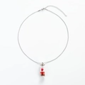 Dettaglio ravvicinato della collana a bottiglia in argento con ciondolo rosa rossa - Acciaio Inox Rosso