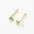 Elegante goldene Tropfenohrringe mit grüner Harzblume, weißer Perle und Kristallen auf Weiß - Grün Katzenauge-Optik Blume Perle Ohrringe (H95)