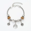 Detailansicht von Silber-Schlangenarmband mit Lebensbaum-Anhängern und glänzenden Kristallen - Braun Lebensbaum Stil (YLSL-0063)