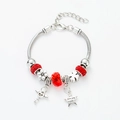 Stern-Charm-Armband mit roten Kristallen und silbernem Love You Sternanhänger auf Weiß - Rot (D150)