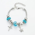 Silbernes Schlangenarmband mit Sternen- und Herzanhängern sowie blauen Glasperlen - Hellblau (D149)