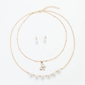 Goldenes zweilagiges Halsketten-Set mit Schleifenanhänger und eleganten weißen Perlen - Schmetterling Hohl Anhänger (C51)