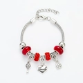 Böhmisches Schlangenkettenarmband mit roten Glasperlen und Herzanhängern - Rot