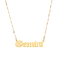 Detail van de 18K vergulde Gemini sterrenbeeld ketting met gotische stijl belettering - Tweelingen