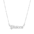 Makroansicht des silbernen 'Pisces'-Anhängers in gotischer Schrift an feiner Kette - Fische