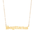 Detail van de 18K vergulde Boogschutter-hanger met gotische letters en fijne ketting - Boogschutter