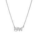 Detalle de un collar plateado con colgante en forma de letra O mariposa y pequeño corazón - Letra O