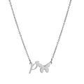 Detalle del collar plateado con letra p, dije de mariposa y cadena de eslabones finos - Letra P