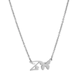 Primer plano del colgante letra Z plateado con mariposa en cadena de acero inoxidable - Letra Z