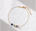 Nahaufnahme der 14K vergoldeten Kette mit sieben natürlichen bunten Chakra-Heilsteinen - Fußkettchen / Gold