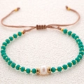 Handgefertigtes Perlenarmband mit grünen Kristallperlen und weißer Süßwasserperle mit Goldakzent - Grün