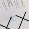 Hellblaue, durchscheinende Halblochperle mit glatt polierter Oberfläche für Schmuck - Hellblau