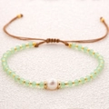 Handgefertigtes Armband mit facettierten grünen Perlen, Süßwasserperle und Goldakzenten - Cyan Grün