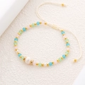 Perlenarmband mit hellblauen, rosa, grünen Kristallen und einer Süßwasserperle - Mehrfarbig