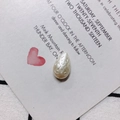 Detalle de perla acrílica en forma de gota con relieve sobre tarjeta de invitación rosa - Estilo de Relieve Gota de Agua Blanco Perla (2#)