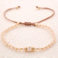 Handgefertigtes Perlenarmband mit rosa Kristallen und einer natürlichen Süßwasserperle - Beige