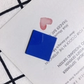 Λήψη macro τετράγωνου κοσμήματος από ρητίνη Klein Blue με γυαλιστερό φινίρισμα σε καρό ύφασμα - Μπλε Klein (1#)