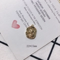 Macro detail of a 22x15mm golden vintage rectangle pendant with female portrait relief - Gold Vintage Side Profile Relief Pendant (15)