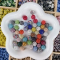 Perles colorées pavées de strass pour bijoux DIY exposées sur un plateau blanc - Rond (12mm) / Rose vif