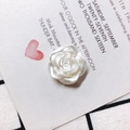 Macro d'une rose en résine blanc nacré pour créations DIY et accessoires de décoration - Grande Rose Lustre Perle (1)