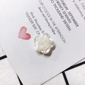 Détail d'une fleur de rose en résine blanche nacrée pour bricolage et accessoires DIY - Rose Stéréo à Dos Plat (3)