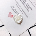 Vue macro de breloques roses en résine blanc nacré avec des détails de pétales en 3D - Style Rose Nacré (4)