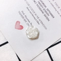 Vue détaillée d'une breloque rose blanche en acrylique avec une finition nacrée - Style Rose Relief Stéréo (7)