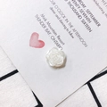 Vue macro d'une rose blanche en acrylique aux pétales superposés pour accessoires DIY - Rose à Couches Chevauchantes (9)
