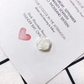 Vue détaillée d'un accessoire rose blanche en résine 3D sur une carte décorative - Style Grande Rose Nacrée (10)