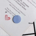 Makroansicht eines 18mm matten Lavendelton-Anhängers für DIY-Schmuckherstellung - Lavendel